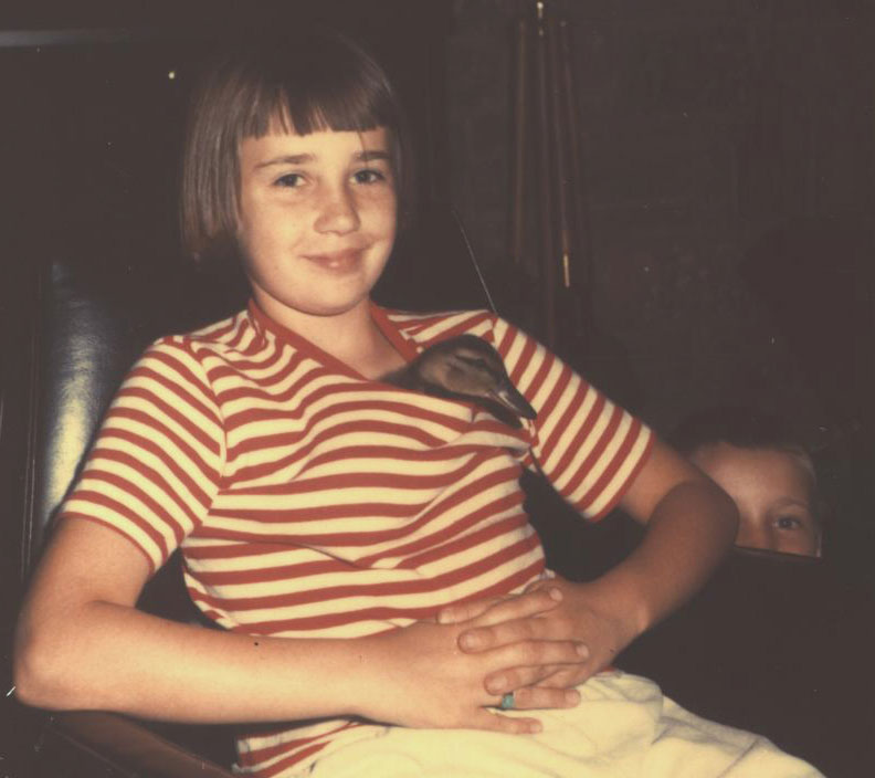 Yes, that's Little Duck's head sticking out of Niki's tee shirt, and Dobie is peeking in from behind the chair.